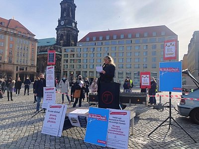 Stiller Protest am 18.02.2021 auf dem Altmarkt in Dresden