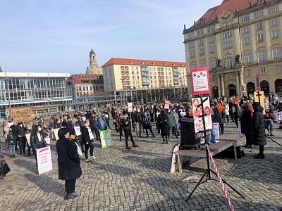 Stiller Protest am 18.02.2021 auf dem Altmarkt in Dresden